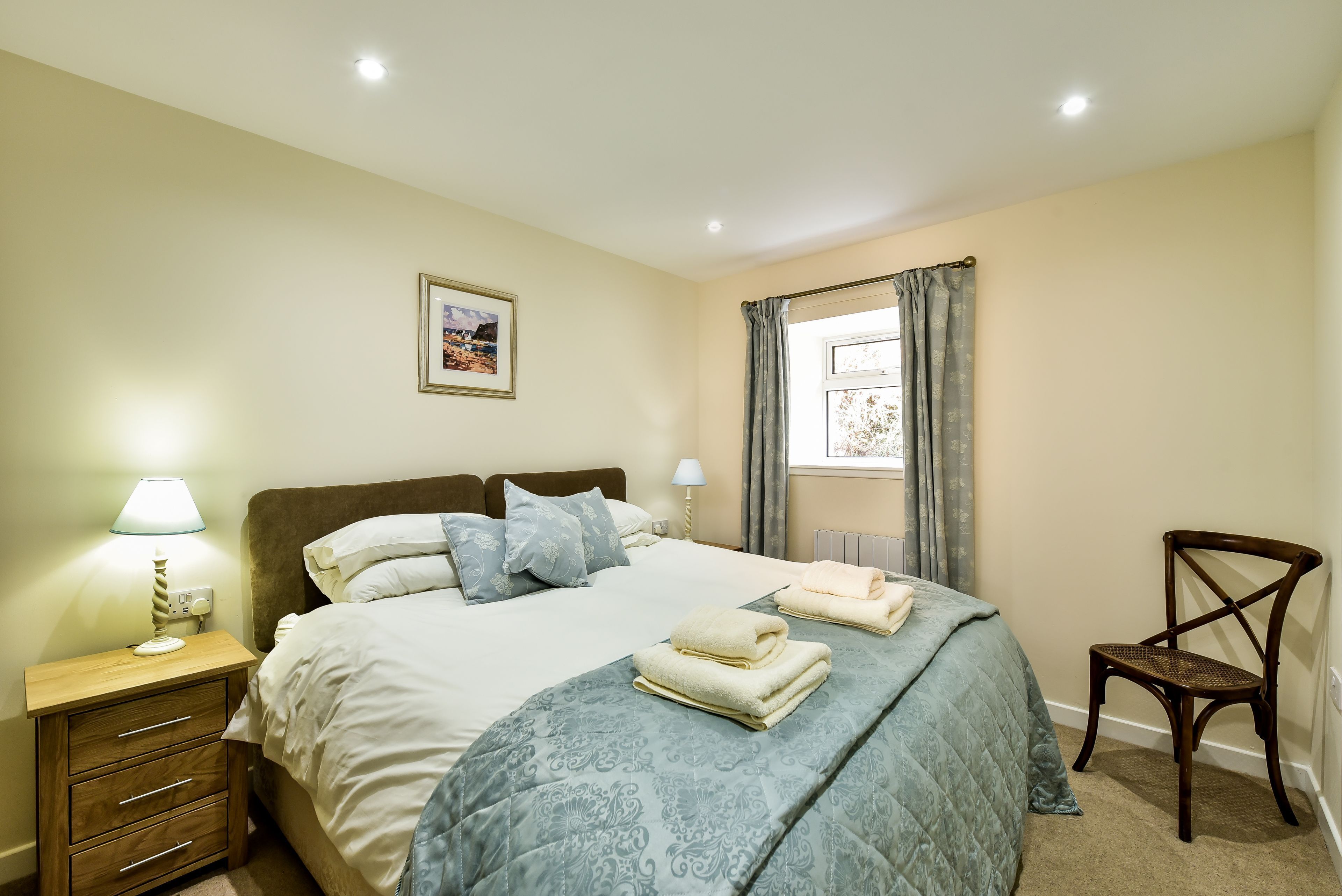 2 bedrooms, iron/ironing board, internet