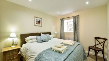 2 quartos, ferros/tábuas de passar roupa, acesso à internet