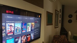 Televisiossa näkyy Netflixin käyttöliittymä, jossa on useita eri ohjelmavaihtoehtoja.