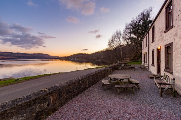 Outdoor dining - Pier House Two - Loch-side semi-detached house sleeping up to 10 (Oban)