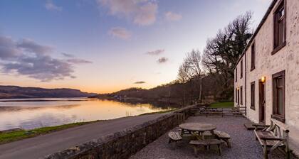 Pier House Two - Loch-side semi-detached house sleeping up to 10