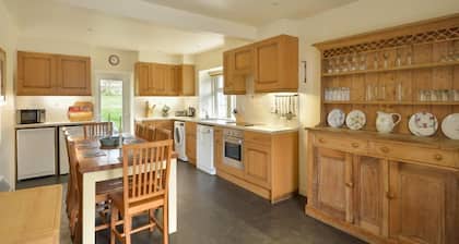 Pier House Two - Loch-side semi-detached house sleeping up to 10
