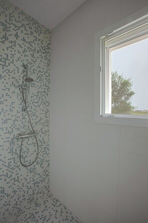 Baignoire, sèche-cheveux, bidet, serviettes fournies