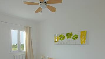 3 slaapkamers, een strijkplank/strijkijzer, wifi, beddengoed
