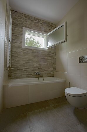 Een bad, een haardroger, een bidet, handdoeken