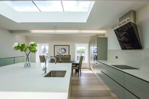 Luxe penthouse, 3 slaapkamers, niet-roken, uitzicht op tuin | Privékeuken | Een oven