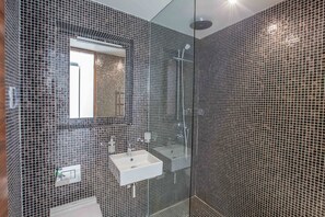 Penthouse de lujo, 3 habitaciones, para no fumadores, vista al jardín | Baño | Amenidades de baño gratuitas, secadora de cabello, toallas 
