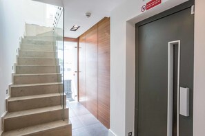 Àtic de luxe, 3 dormitoris, no fumadors, vistes al jardí | Interior de l'entrada