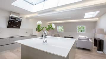 Luxury Penthouse, 3 Bedrooms, Non Smoking, Garden View | Private kitchen | Oven