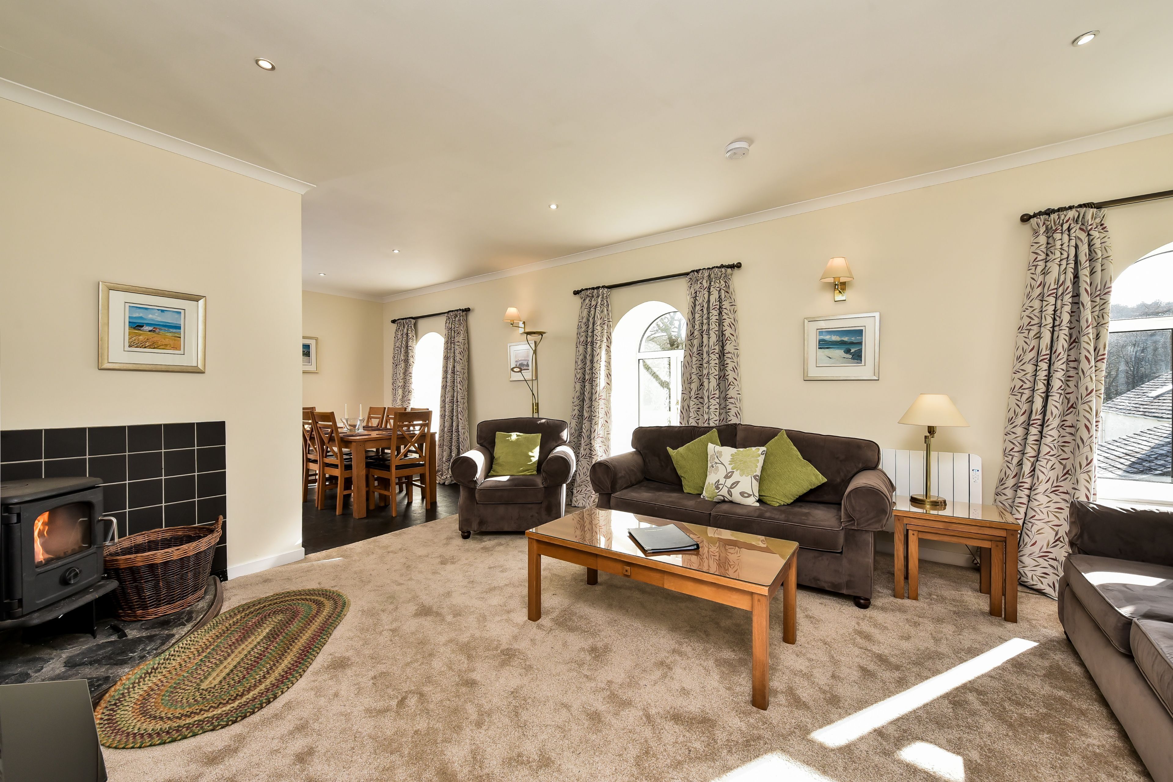 Een televisie en een open haard