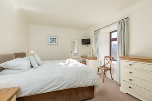 3 bedrooms, iron/ironing board, Internet