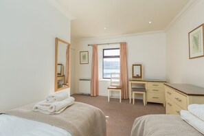 3 habitaciones, tabla de planchar con plancha y internet