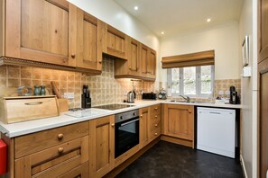 Frigorífico, microondas, horno y lavavajillas