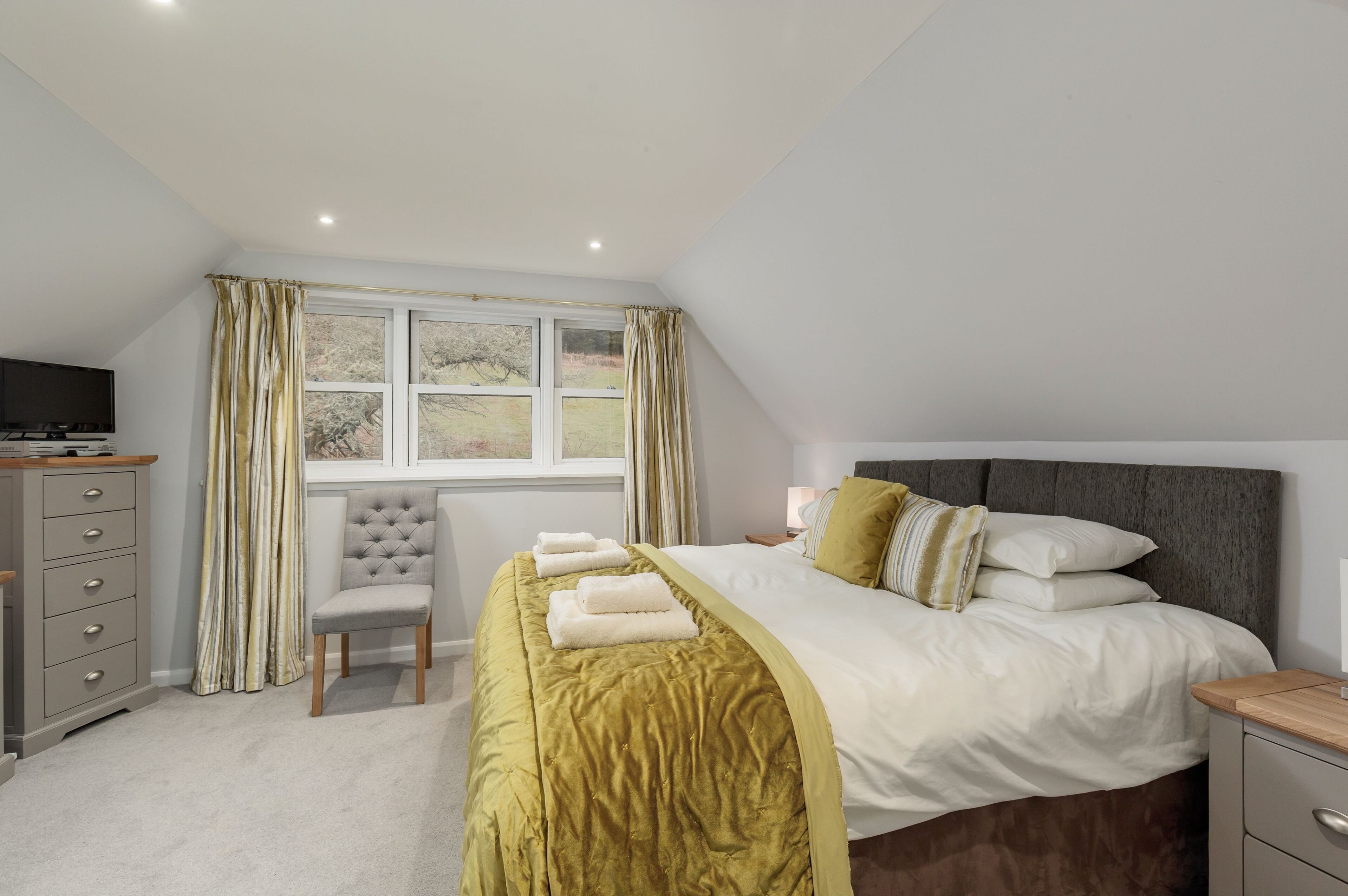 2 slaapkamers, een strijkplank/strijkijzer, internet