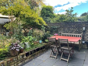 Outdoor dining - Bright and Elegant 2 Bedroom Flat Near Notting Hill (London)