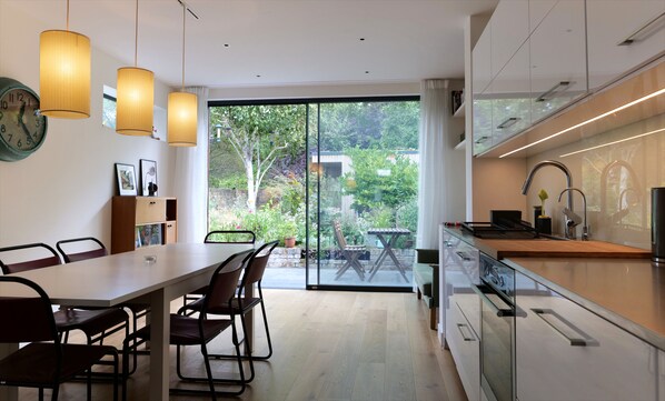 ثلاجة، ميكروويف، فرن، موقد طهي مسطح