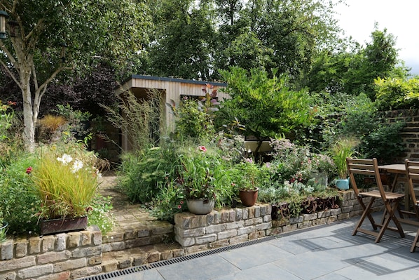 Outdoor dining - Bright and Elegant 2 Bedroom Flat Near Notting Hill (London)