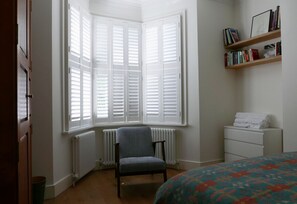 2 عدّة غرف نوم ومكواة/لوح كي وواي فاي وملاءات أسرّة