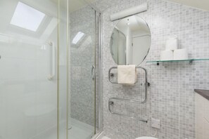 Een bad/douchecombinatie, een haardroger