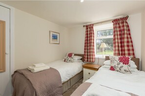 3 slaapkamers, een strijkplank/strijkijzer, internet