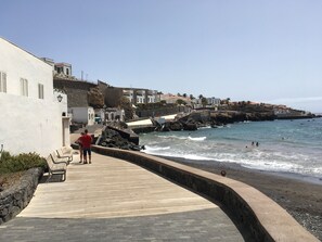 Playa en los alrededores, camastros y toallas de playa 