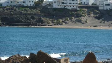 Playa en los alrededores, camastros y toallas de playa