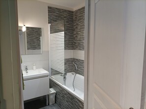 Badewanne, Haartrockner, Handtücher, Seife
