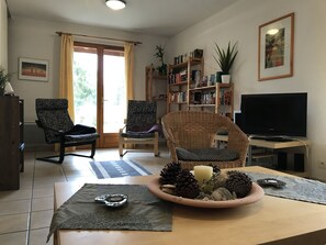 Tv, dvd-afspiller, bøger, musikbibliotek