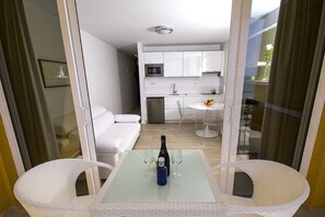 Interior - 150 m from the sandy beach, fantastic sunsets, WiFi, satellite TV, swimming pools (Costa Adeje)