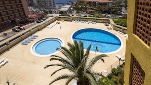 A rooftop pool area with two swimming pools, sun loungers, and a view of the ocean. - 150 m from the sandy beach, fantastic sunsets, WiFi, satellite TV, swimming pools (Costa Adeje)