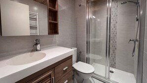 A modern bathroom with a shower, toilet, and vanity. - CRYSTAL 14 - Village center apartment, close to the slopes, mountain view - Garage (La Clusaz)