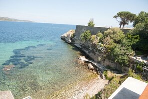 Beach - House located in the centre of the village with direct access to the sea (Saint-Florent)
