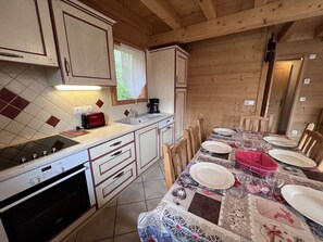 Kylskåp, mikrovågsugn, ugn och diskmaskin