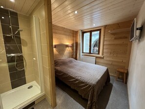 4 bedrooms, iron/ironing board, free WiFi