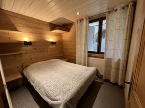 4 bedrooms, iron/ironing board, free WiFi