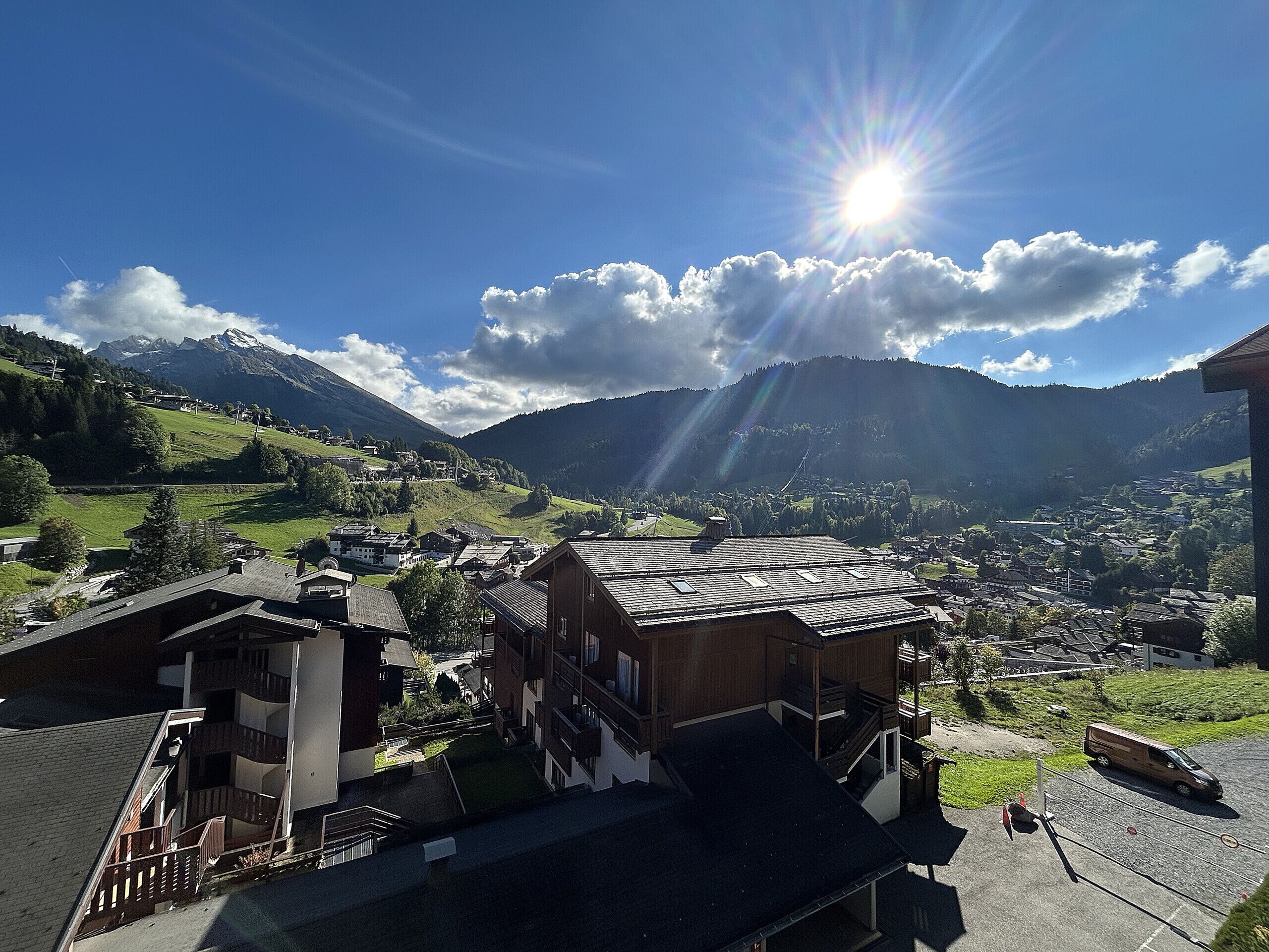 Un pueblo de montaña con un edificio destacado, techo inclinado y una escalera visible.