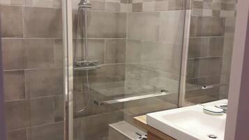 Douche, serviettes fournies