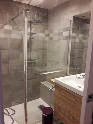 Shower, towels - Homerez - Apartment in Théoule-sur-Mer. (Théoule-sur-Mer)