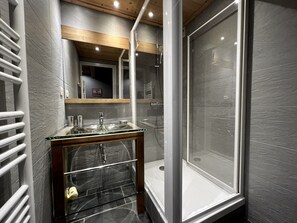 Douche, sĂšche-cheveux