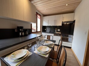 Kylskåp, mikrovågsugn, ugn och diskmaskin