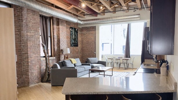 Un appartement moderne comprenant une cuisine, un espace de vie et un coin repas.