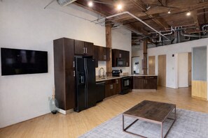 Réfrigérateur, micro-ondes, four, plaque de cuisson