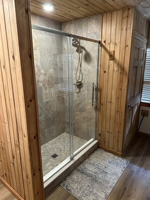 Combined shower/tub, jetted tub, towels, soap