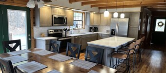 1 mile from Dollywood, 3 level cabin, sleeps up to 16, across from the pool