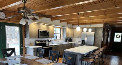 1 mile from Dollywood, 3 level cabin, sleeps up to 16, across from the pool