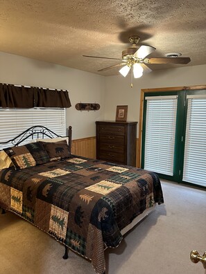 3 bedrooms, iron/ironing board, WiFi, bed sheets - 1 mile from Dollywood, 3 level cabin, sleeps up to 16, across from the pool (Sevierville)