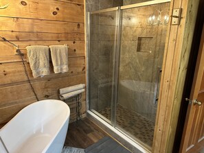 Combined shower/tub, jetted tub, towels, soap