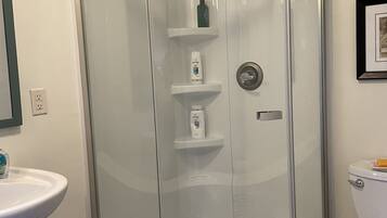 Shower, hair dryer, bidet, towels