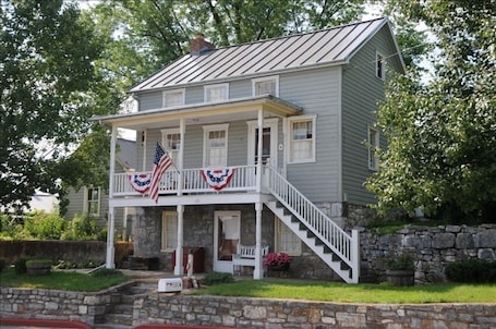 Exterior. Sharpsburg Retreat--Civil War Home Near Antietam Battlefield, C&O Canal Towpath
