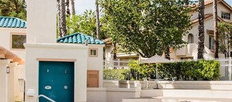 スパ、プール、ガレージ、5エーカーの公園、トレイル、レストランを備えた見事な新しいリモデル